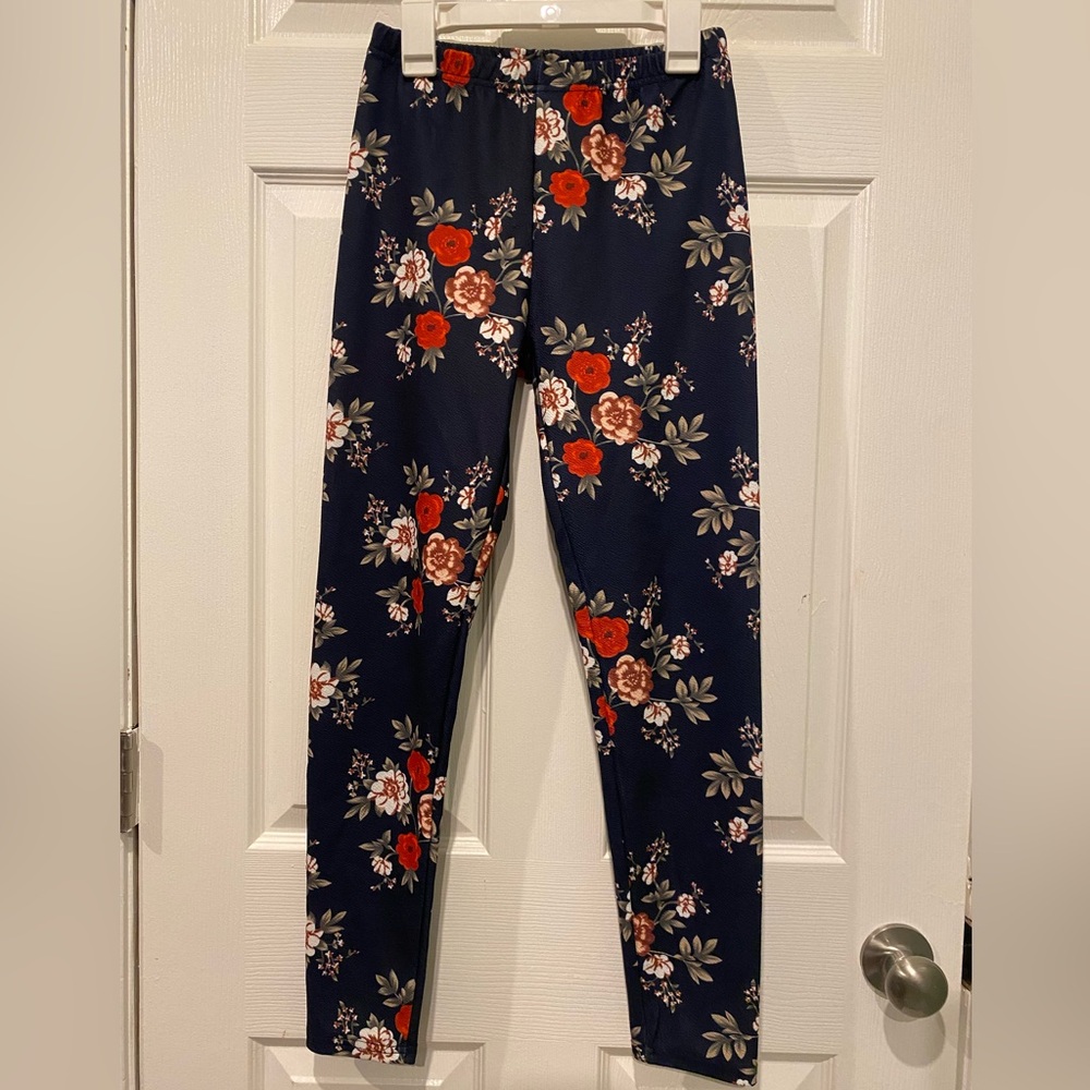 NWOT SHEIN Navy Blue Floral Print Leggings with Red Roses